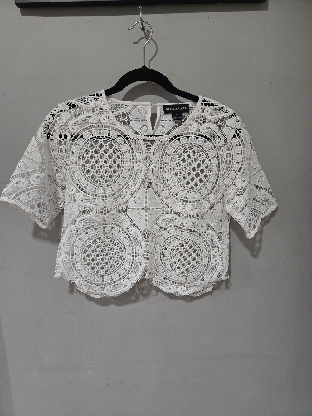 Stylestalker White Crochet Circle Lace Crop Top